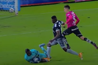 Alejandro Cabeza, jugador de Emelec, fue expulsado en el primer tiempo.