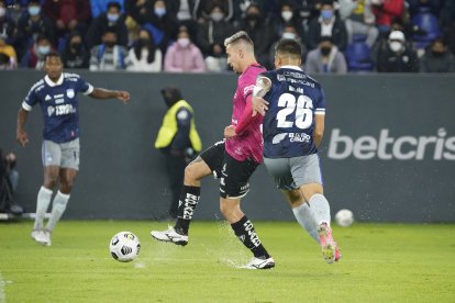 El argentino Jonatan Bauman (c) marcó la tercer anotación, en el triunfo de Independiente del Valle.