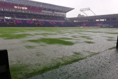 Un torrencial aguacero cayó en el estadio de Independiente del Valle, previo a la final de ida.