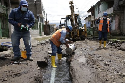 Uno de los daños que causó el evento natural fue la rotura de una tubería.