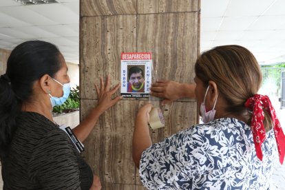 Familiares pegan volantes con su fotografía en todos los sitios que recorren.