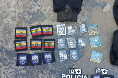 Distintivos policiales también estaban en poder de la organización delictiva.