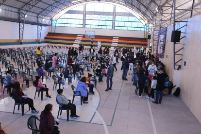 Durante la vacunación, se mantiene el distanciamiento.