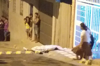 El hombre fallecido fue cubierto con una sábana.