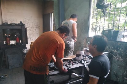 Don Guido supervisa a sus operarios, quienes lo felicitaron por el billetón que se llevó.