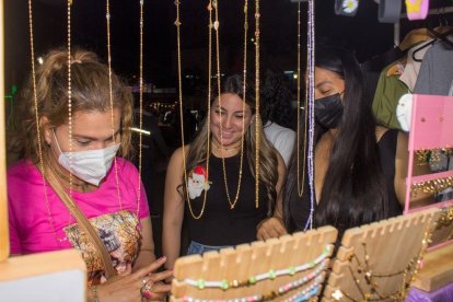 Los artesanos que elaboraron bisuterías también tuvieron su público.