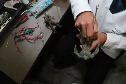 El optómetra utiliza herramientas de odontología para elaborar sus muñecos diabólicos.