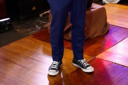 Troi Alvarado eligió unos zapatos Converse para lucir con su traje, aunque no fue lo más acertado.