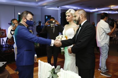 Eduardo Mejía, padre de la novia, luce más joven que el yerno.