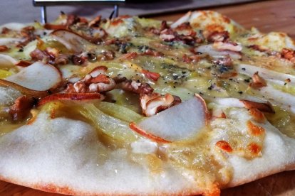 La fruta queda muy bien en la pizza.