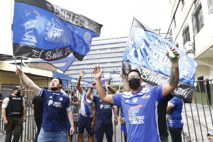 Hinchas azules fuera del Capwell en la previa de la final.