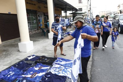 La venta de camisetas en la calle Portete.