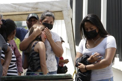 La gente que llegó lloraba por las víctimas mortales del accidente.