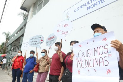 Guayaquil. En el Teodoro Maldonado se hizo un plantón por la carencia de medicamentos para enfermedades catastróficas