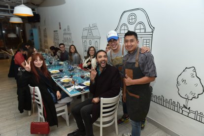 Marcial Herrera cocinó para sus amigos influencers.