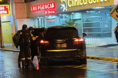 Agentes de Criminalística inspeccionaron el vehículo Porsche, color negro.