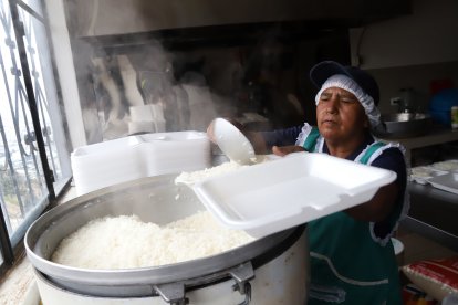 Dos ollas de arroz se necesitan para las 120 porciones de comida. Un quintal no dura más de tres días en el comedor.