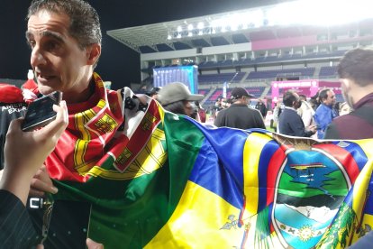 Renato Paiva lució con orgullo las banderas de Portugal y Ecuador en las celebraciones por la corona.