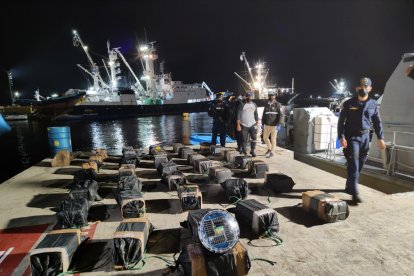 Luego de la incursión y captura de los sospechosos, la droga fue presentada.