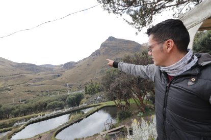 Jorge Prado señala hacia la montaña donde vio el supuesto platillo volador. 
Agencia (ag-extra)