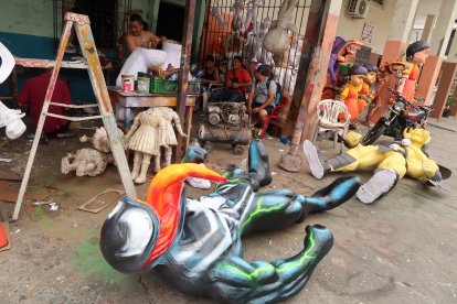 Los monigotes gigantes son ofertados entre 120 y 90 dólares. Los comerciantes temen perder la inversión.