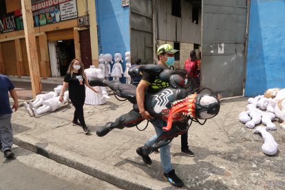 Ayer, pocos compradores recorrían para adquirir un monigote en la 6 de Marzo.