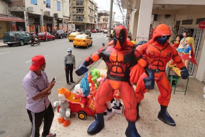 Calamar. Los monigotes que más llaman la atención y que, hasta el martes se vendían como pan caliente en la calle 6 de Marzo, son los del Juego de Calamar (los soldados y la muñeca).