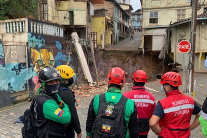 Técnicos y socorristas están en la zona del desastre en estos momentos.