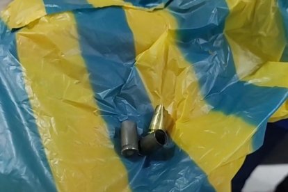 Casquillos de balas fueron recogidos por los habitantes de una de las casas baleadas.