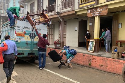 Más de 50 familias han resultado evacuadas por socavón.