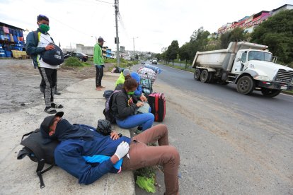Ciudadanos colombianos y venezolanos han llegado al país a pie y pidiendo aventones.