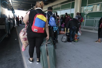 Algunos venezolanos regresan a su país dentro del plan 'Vuelta a la Patria'. Pero aún son muchos los que siguen saliendo.