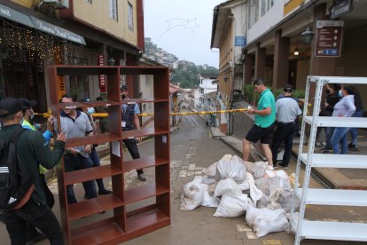 Vecinos no saben si podrán volver a sus hogares después de algunos meses.