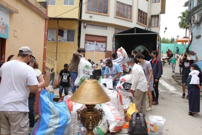 Los afectados han tratado de recuperar las pertenencias que han podido.