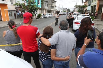Allegados de la víctima llegaron a la zona.