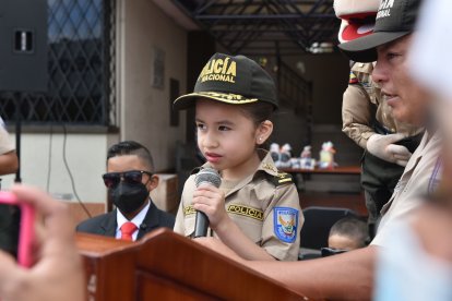 La pequeña policías da un discurso sobre la delincuencia.