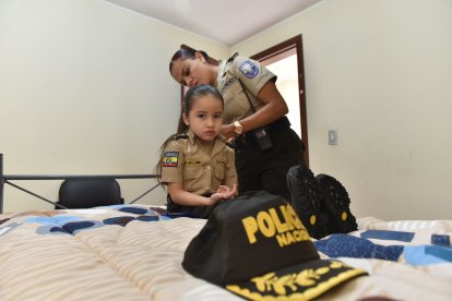 Arreglan su cabello para la condecoración.