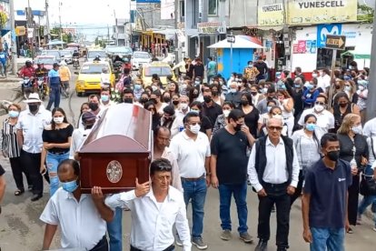 El traslado de la joven se hizo por las calles de Pedernales hasta el cementerio.