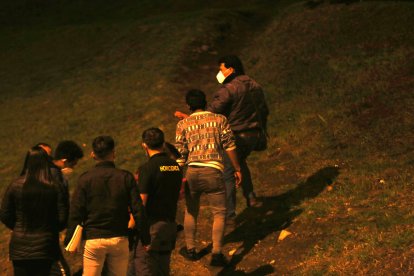 Agentes de la Dinased hablaban con testigos del hecho.