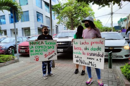 Con carteles hicieron la jornada de protesta frente a la Corte.