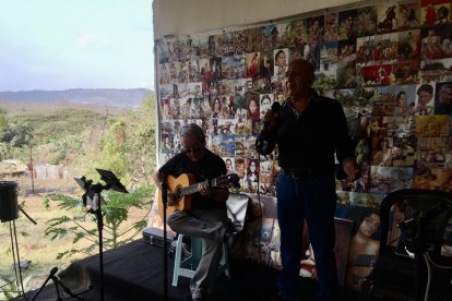 Pedro Díaz y el requintista Cristóbal Villacís se fueron de boleros en una mañana y tarde cobijados por la naturaleza.