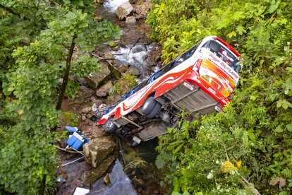 El bus cayó a una hondonada de aproximadamente 17 metros.