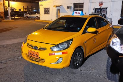 El taxi involucrado en el delito fue llevado a los patios del Cuartel Modelo.