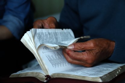 Con cuidado abre el libro de Dios y saca las frases que hará resonar en La Victoria.