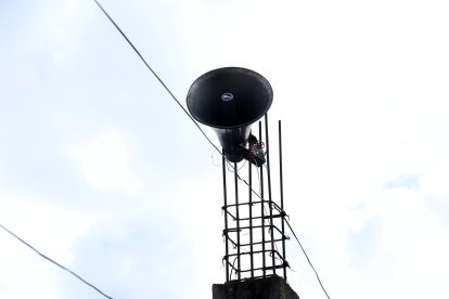 Instaló un altoparlante en su terraza para que todos lo escuchen.
