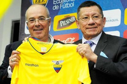 Carlos Villacís (d) fue quien inició el proceso, para apuntalar las divisiones formativas de la Tri.