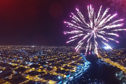 En los últimos años, la pirotecnia ha ido ganando espacio entre los guayaquileños, por ser más colorida y menos peligrosa.