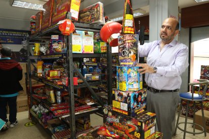 Fuentes tipo volcán, tortas y una infinidad de juegos pirotécnicos se venden en la ciudad. El Comando Conjunto de las Fuerzas Armadas controla su importación.