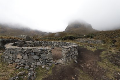 En los senderos hay estaciones para que las personas acampen e intenten ver un objeto no identificado.