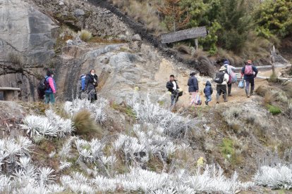 Turistas visitan el poblado de Migüir en busca de tener un avistamiento de ovnis.
